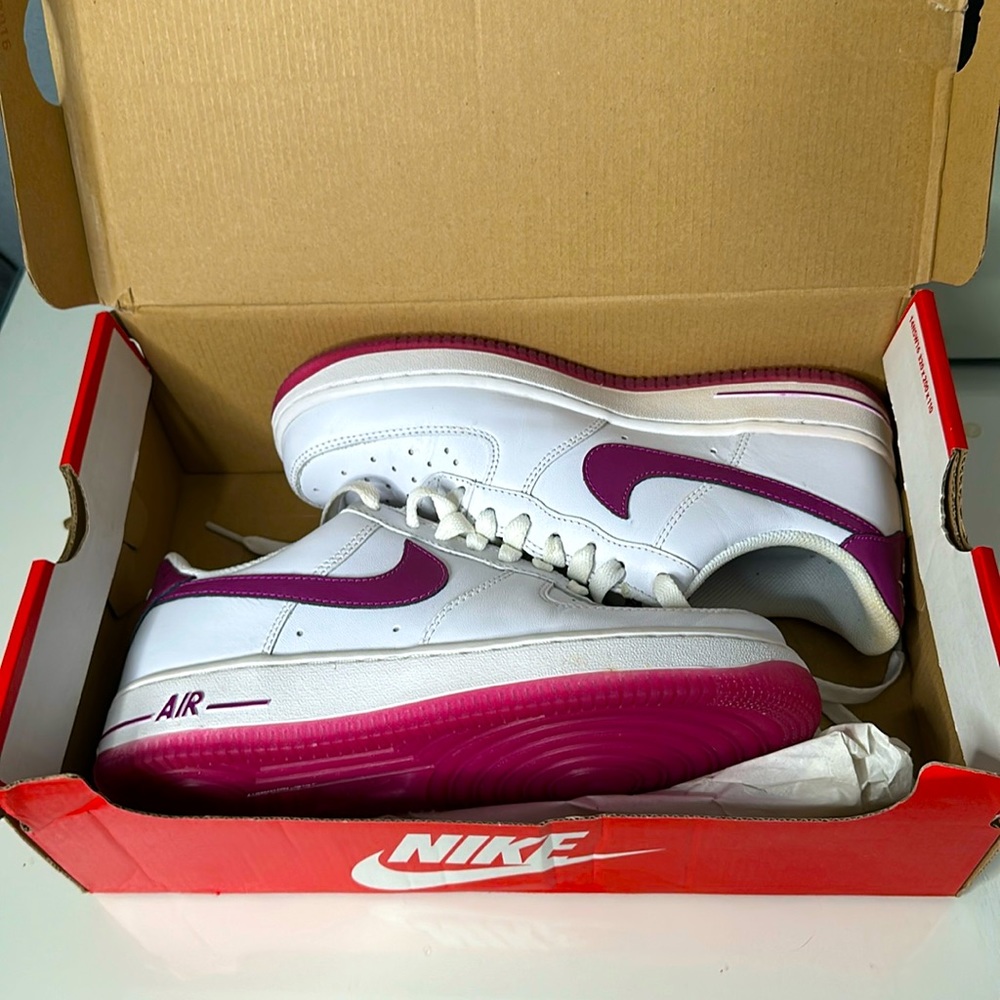 Nike women’s shoe size 7